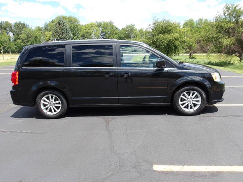 Used 2019 Dodge Grand Caravan SXT FWD image 2