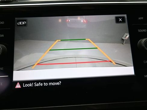 Used 2021 Volkswagen Tiguan SE image 6