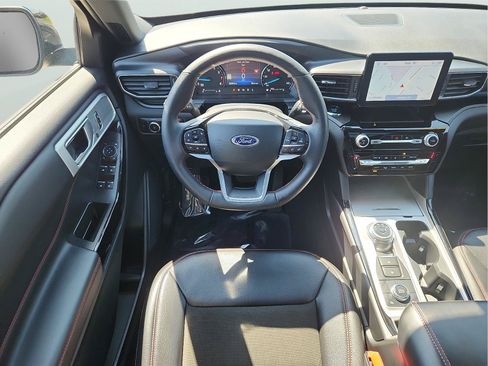 Used 2023 Ford Explorer XLT AWD/4WD image 9
