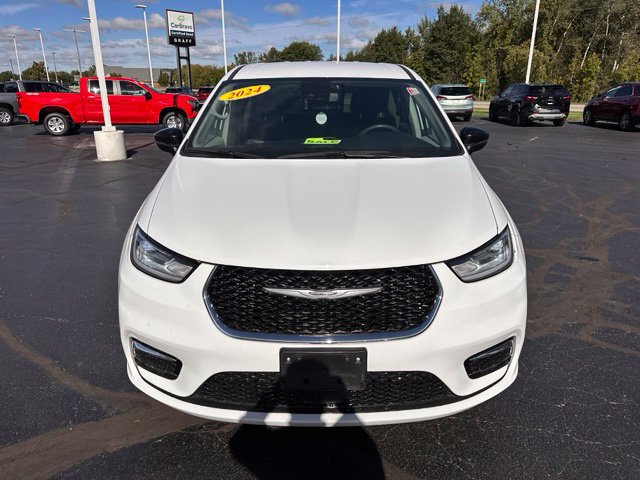 Used 2024 Chrysler Pacifica Touring-L FWD image 8