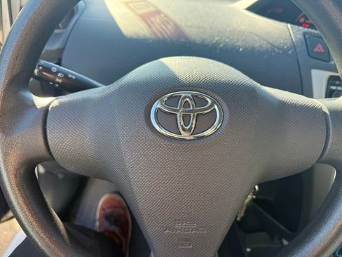 Used 2009 Toyota Yaris 4-Door Hatchback image 3