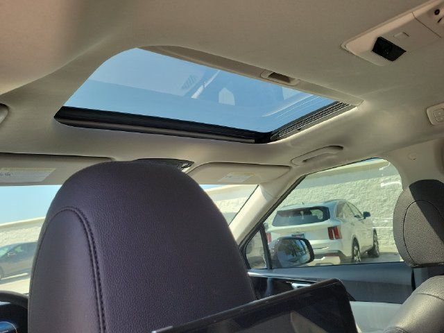 Certified 2024 Kia Carnival SX Prestige FWD image 9