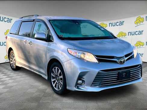 Used 2020 Toyota Sienna XLE image 1