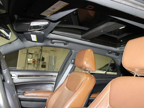 Used 2019 Chrysler 300 Limited w/ Safetytec Plus Group RWD image 33