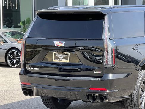 Used 2025 Cadillac Escalade ESV V AWD/4WD image 9