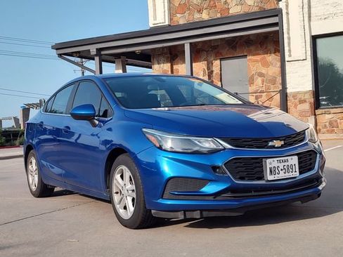 Used 2018 Chevrolet Cruze LT w/ Convenience Package FWD image 1
