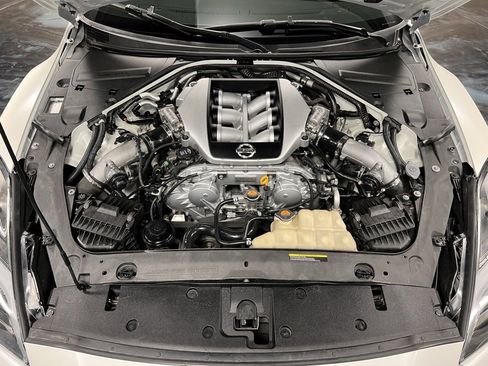 Used 2020 Nissan GT-R Premium image 28