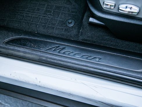 Certified 2023 Porsche Macan AWD/4WD image 16