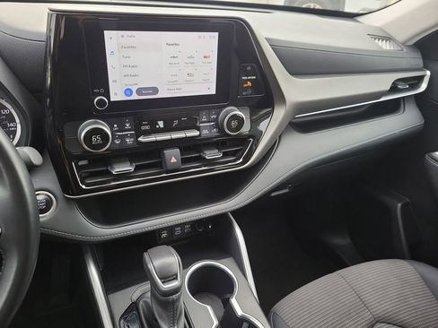 Used 2024 Toyota Highlander LE image 13