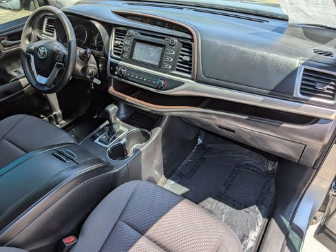 Used 2018 Toyota Highlander LE FWD image 39