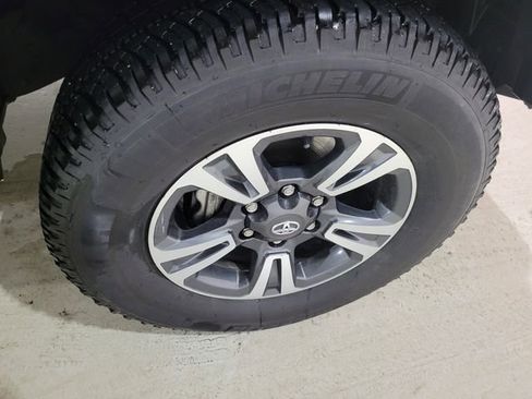 Used 2016 Toyota Tacoma TRD Sport w/ Towing Package image 19