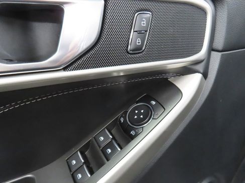 Used 2023 Ford Explorer XLT image 48