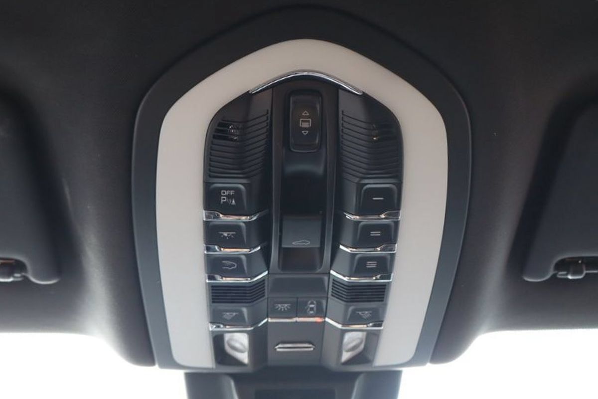 Used 2020 Porsche Macan AWD/4WD image 28