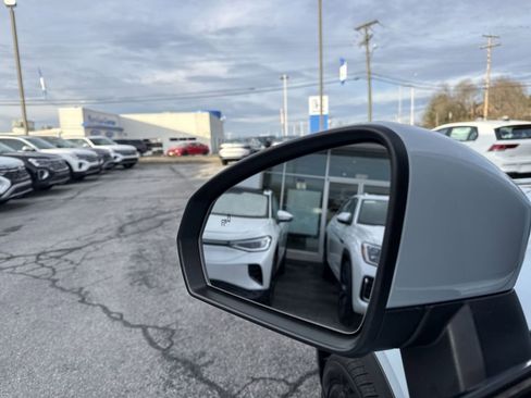 New 2026 Volkswagen Taos SEL image 23