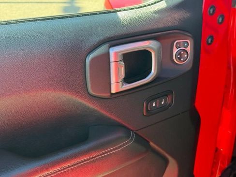 Used 2019 Jeep Wrangler Unlimited Sahara AWD/4WD image 18
