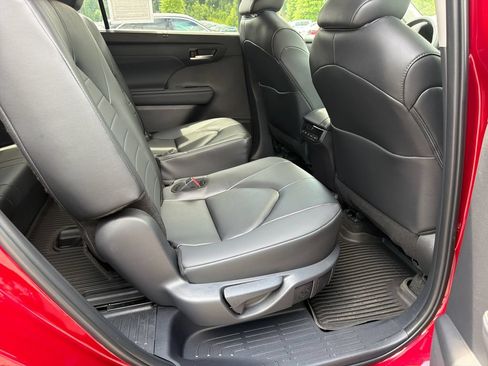 Used 2025 Toyota Highlander XLE FWD image 36
