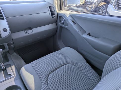 Used 2015 Nissan Frontier SV image 9