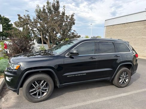 Used 2019 Jeep Grand Cherokee Laredo w/ 18" Wheel & 8.4" Radio Group AWD/4WD image 3
