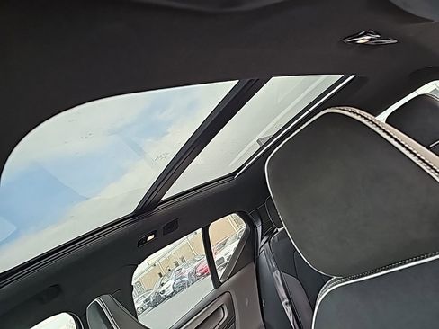 Used 2023 Volvo XC40 Recharge Ultimate image 9