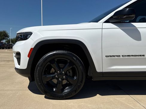 Used 2023 Jeep Grand Cherokee Altitude RWD image 5