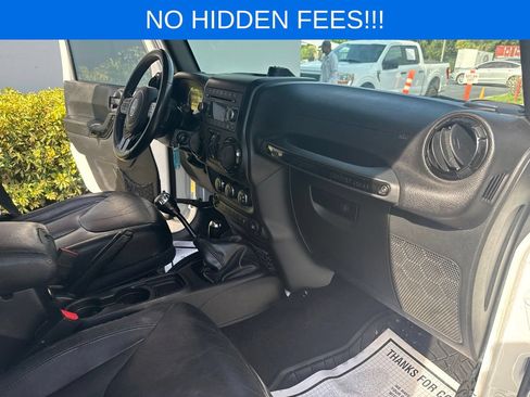 Used 2015 Jeep Wrangler Unlimited Sahara AWD/4WD image 15