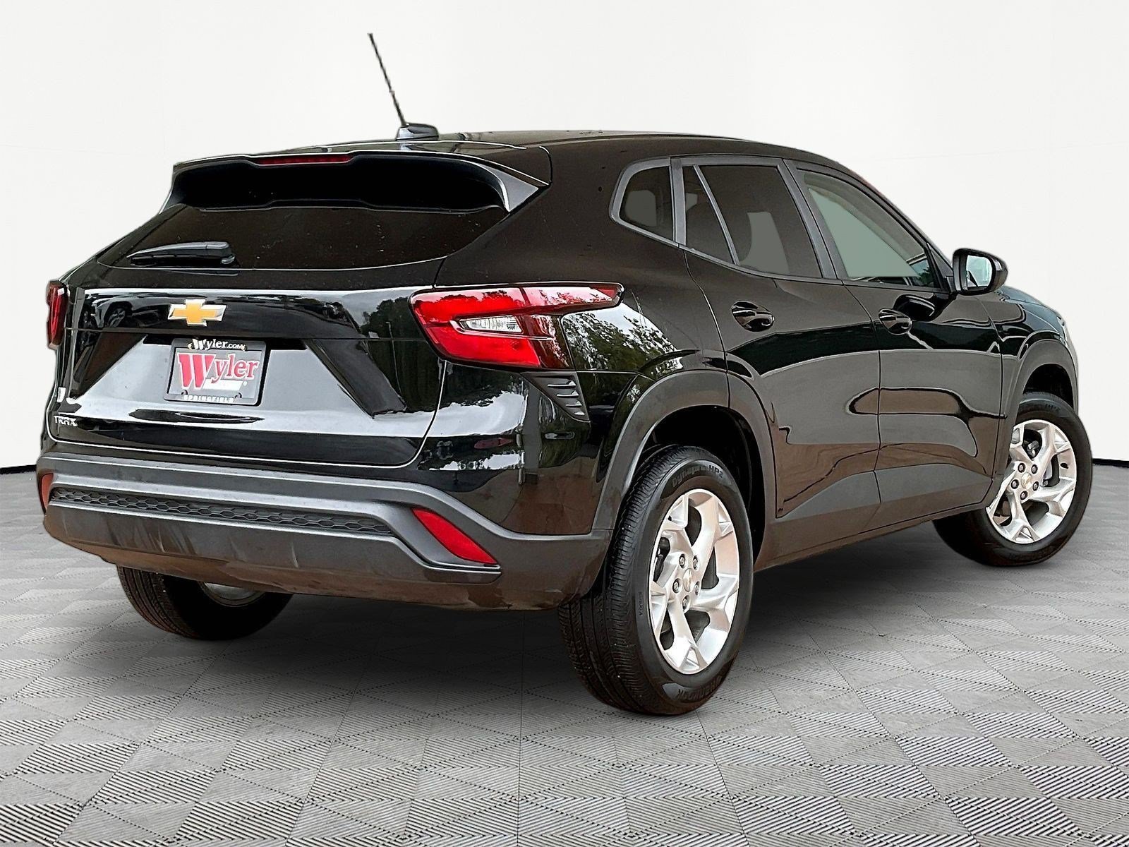 Used 2025 Chevrolet Trax LS w/ LS Convenience Package FWD image 6