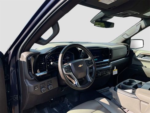 Used 2024 Chevrolet Silverado 1500 LT w/ Z71 Off-Road Package image 9