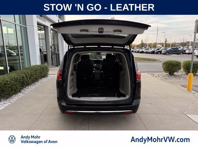 Used 2024 Chrysler Pacifica Touring-L FWD image 8