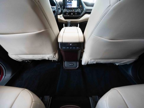 Used 2021 Toyota Highlander XLE AWD/4WD image 22