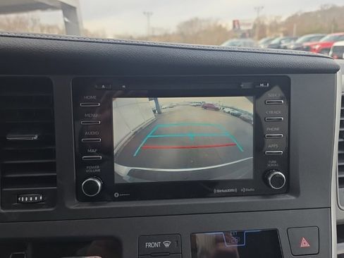 Used 2020 Toyota Sienna XLE image 23