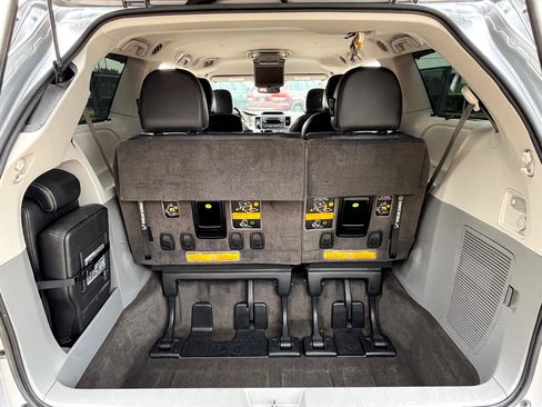 Used 2013 Toyota Sienna SE image 13