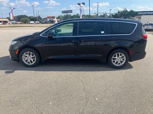 Used 2024 Chrysler Pacifica Touring-L FWD image 2