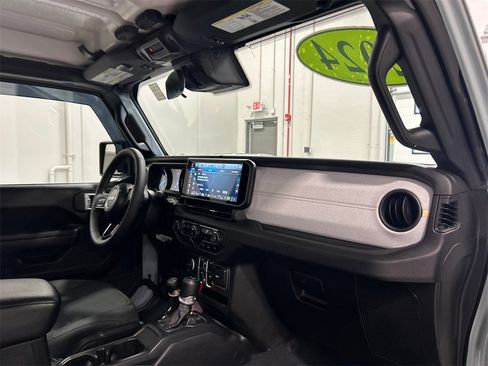 Used 2024 Jeep Wrangler Unlimited w/ Convenience Group image 34