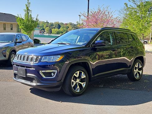 Used 2017 Jeep Compass Latitude w/ Popular Equipment Group FWD image 3