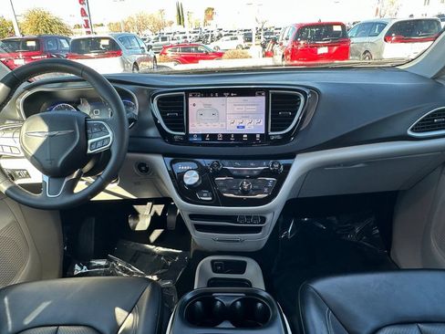 Used 2024 Chrysler Pacifica Touring-L FWD image 18