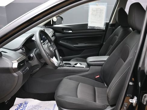 Used 2025 Nissan Altima 2.5 SV FWD image 46