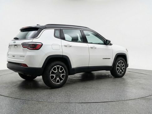 Used 2025 Jeep Compass Trailhawk AWD/4WD image 9