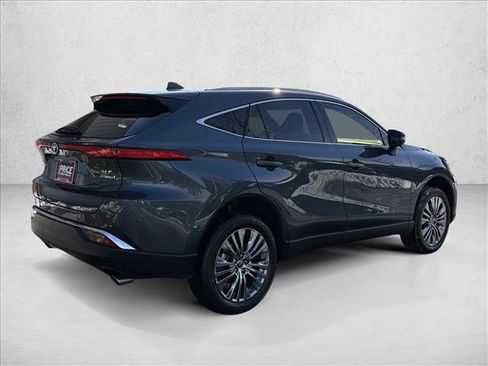 Used 2022 Toyota Venza XLE image 5