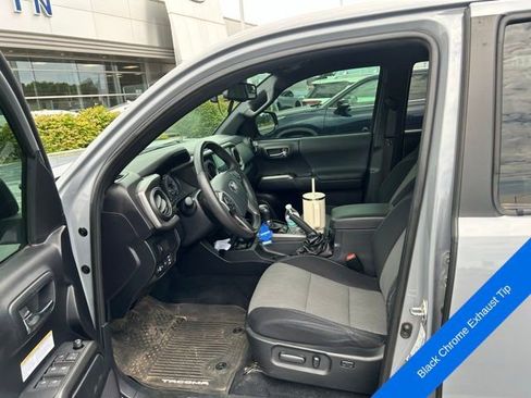 Used 2020 Toyota Tacoma TRD Off-Road w/ Technology Package AWD/4WD image 16