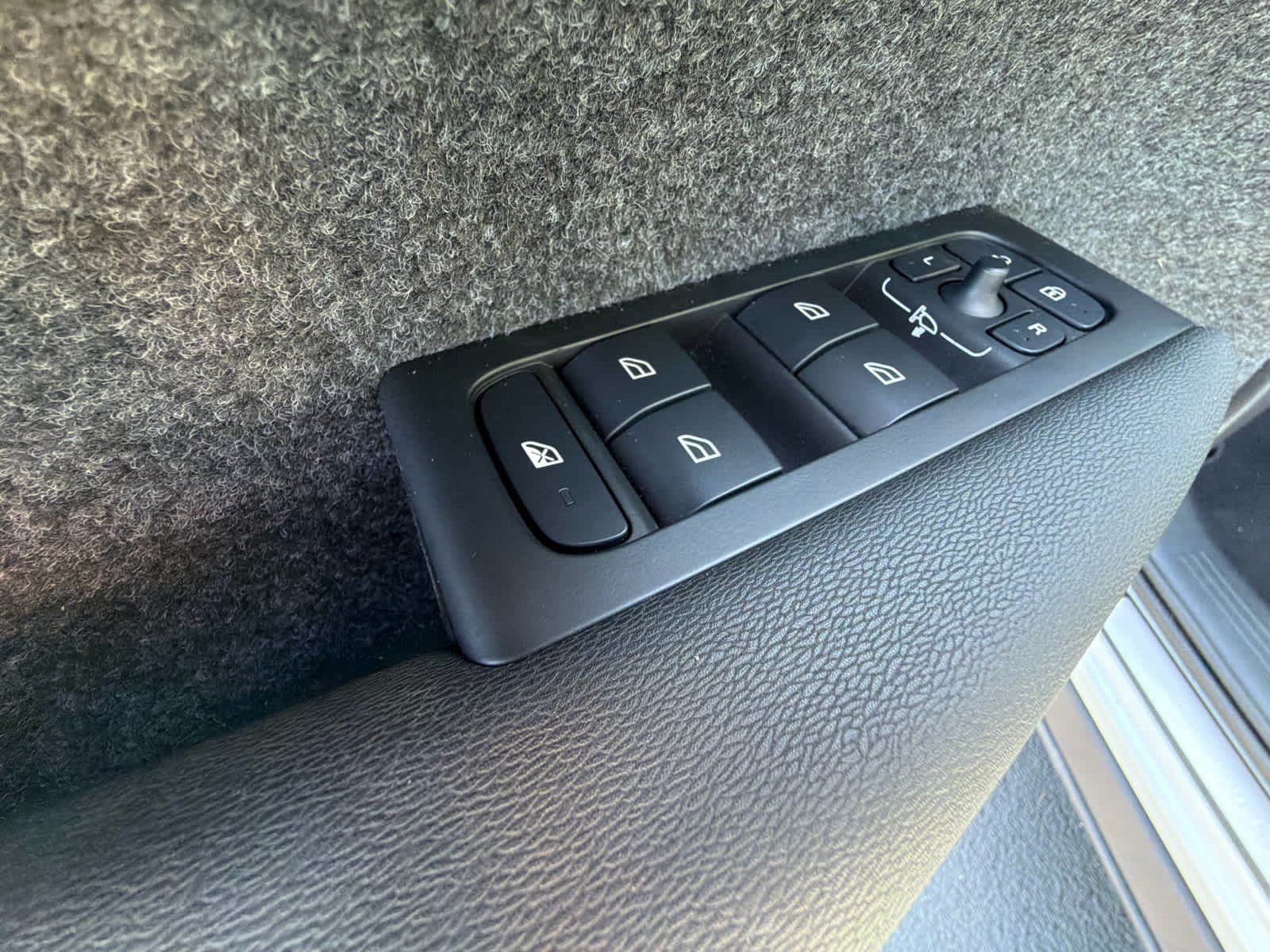 Certified 2025 Volvo XC40 B5 Plus AWD/4WD image 24