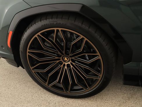Used 2025 Lamborghini Urus SE AWD/4WD image 40