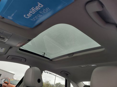 Certified 2025 Volkswagen Jetta SE image 18