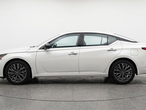 Used 2025 Nissan Altima 2.5 SV FWD image 5