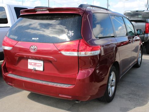 Used 2012 Toyota Sienna LE FWD image 9