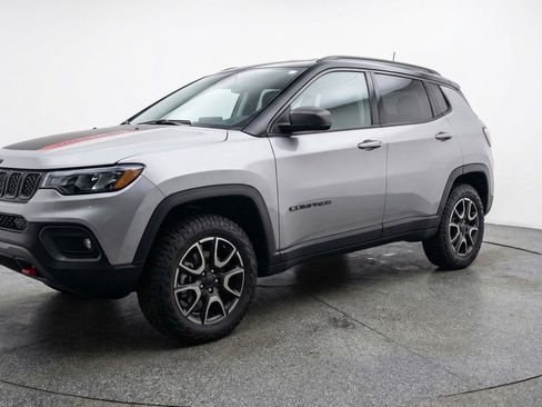 Used 2025 Jeep Compass Trailhawk AWD/4WD image 3