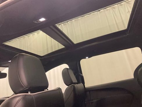 Used 2024 Chrysler Pacifica Premium image 33