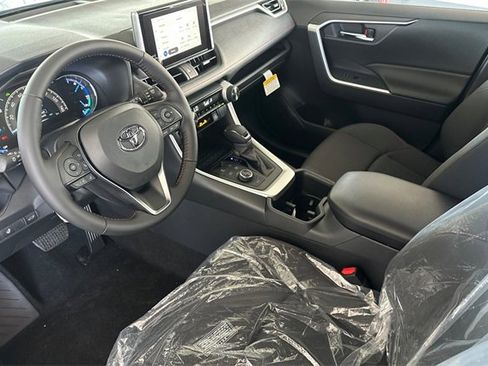 Used 2025 Toyota RAV4 SE image 8