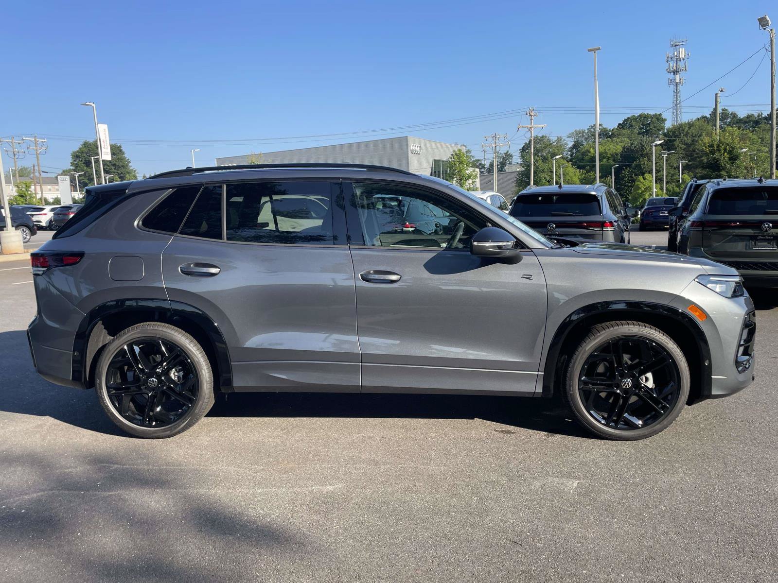 New 2026 Volkswagen Tiguan SE R-Line FWD image 8