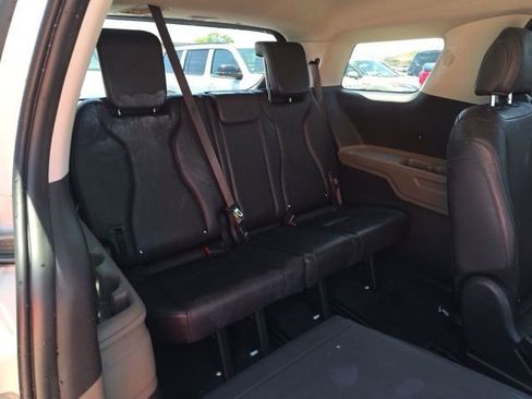 Used 2025 Kia Carnival image 17