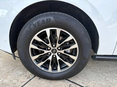 Used 2025 Ford Expedition Platinum AWD/4WD image 7